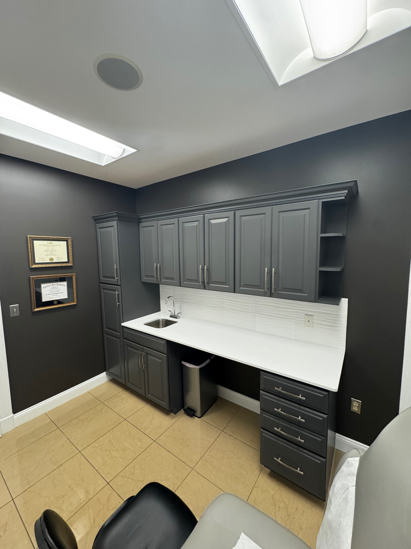 Freshly painted exam room at Gartner Plastic Surgery in Paramus, New Jersey